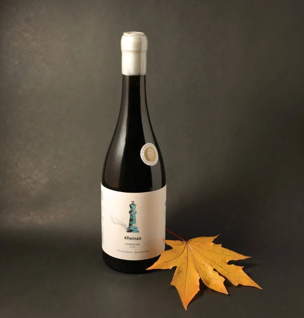Botella de vino 4Reinas con detalle del lacrado